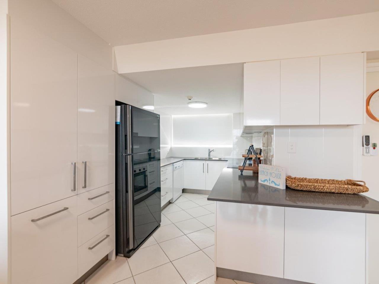 Crystal Beachfront Apartments โกลด์โคสต์ ภายนอก รูปภาพ