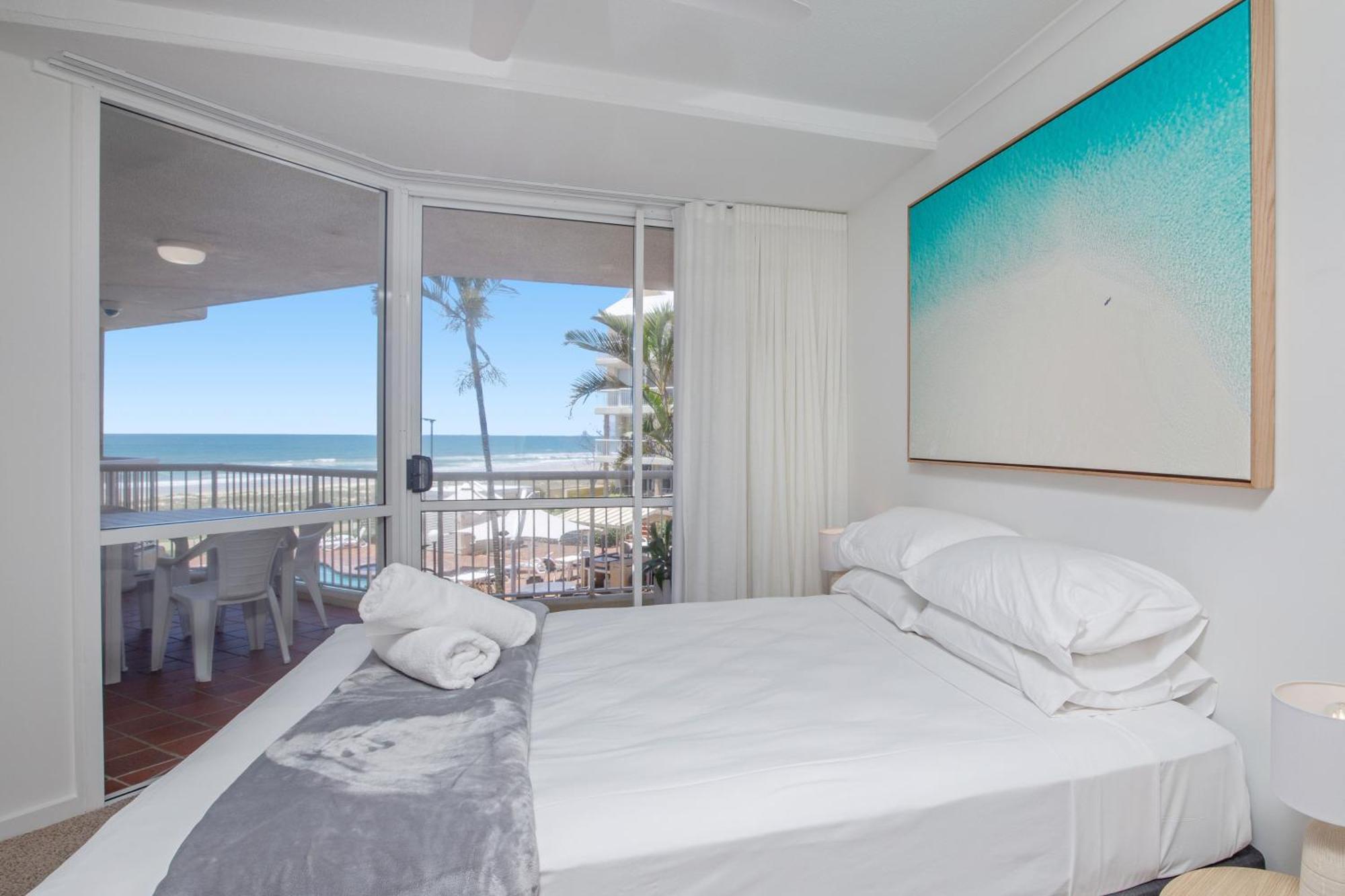 Crystal Beachfront Apartments โกลด์โคสต์ ภายนอก รูปภาพ
