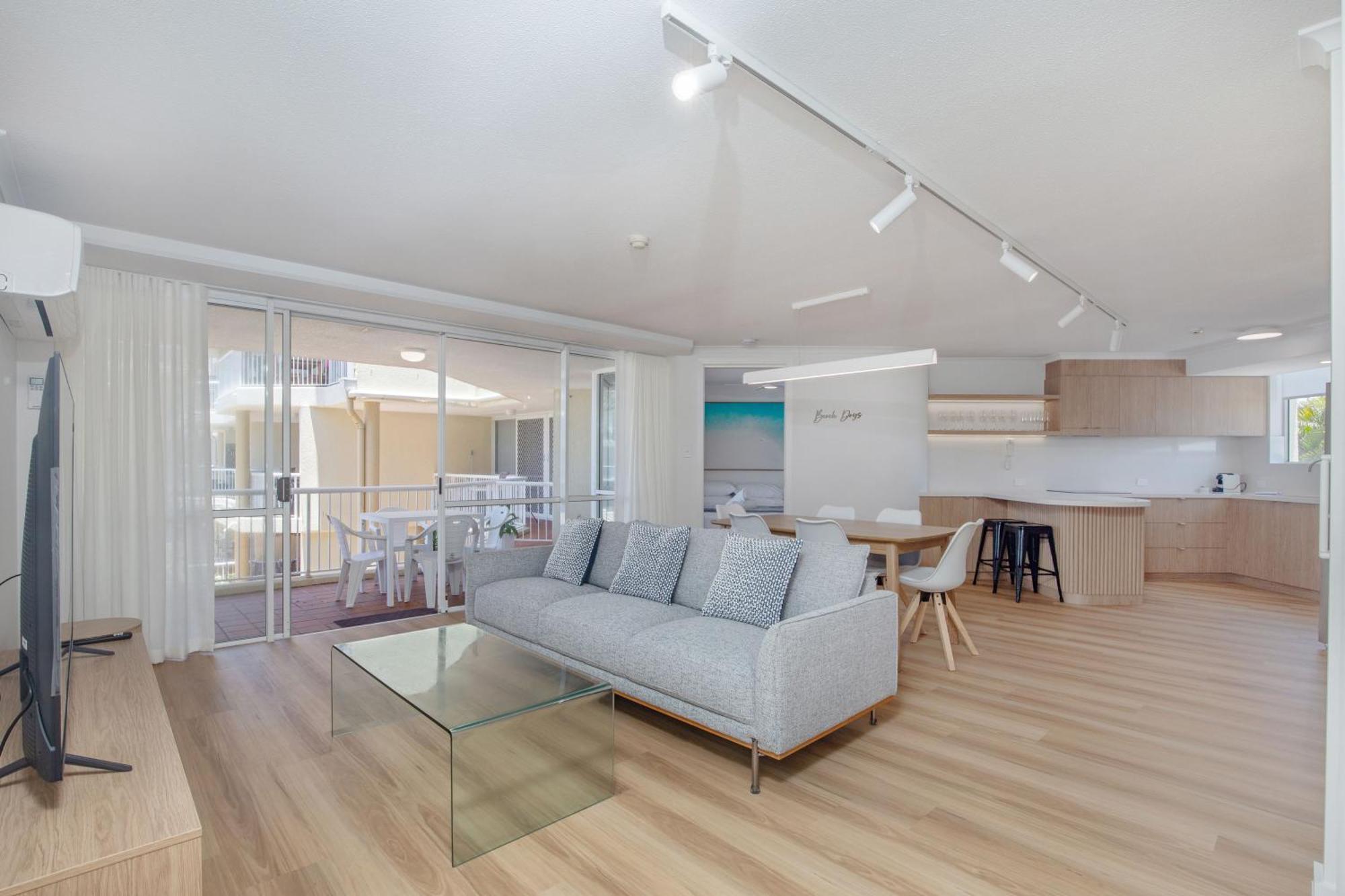 Crystal Beachfront Apartments โกลด์โคสต์ ภายนอก รูปภาพ