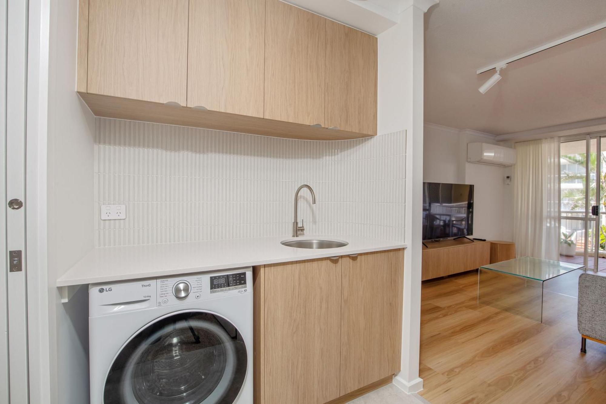 Crystal Beachfront Apartments โกลด์โคสต์ ภายนอก รูปภาพ