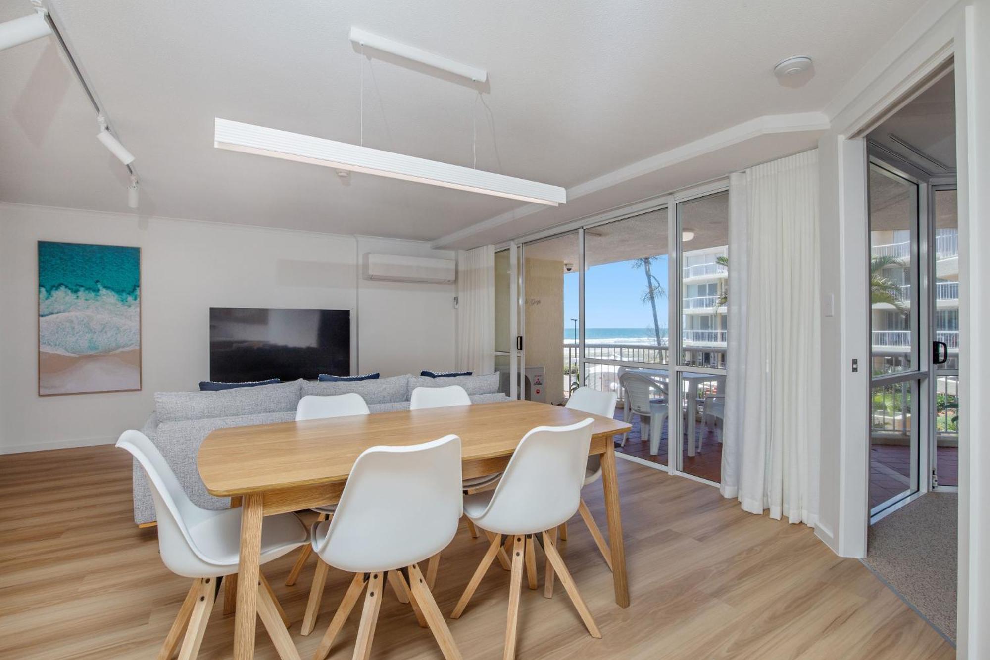 Crystal Beachfront Apartments โกลด์โคสต์ ภายนอก รูปภาพ