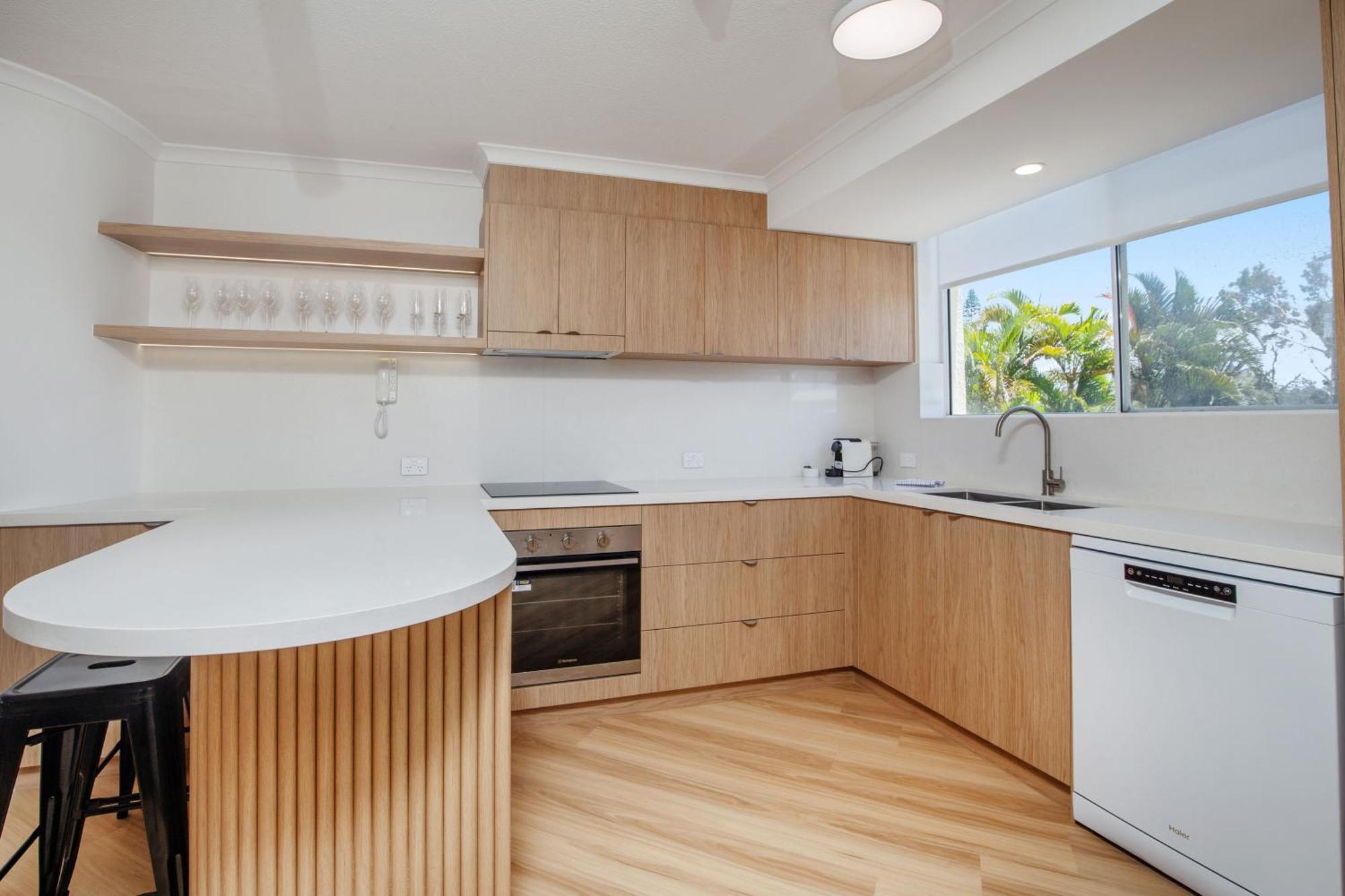 Crystal Beachfront Apartments โกลด์โคสต์ ภายนอก รูปภาพ