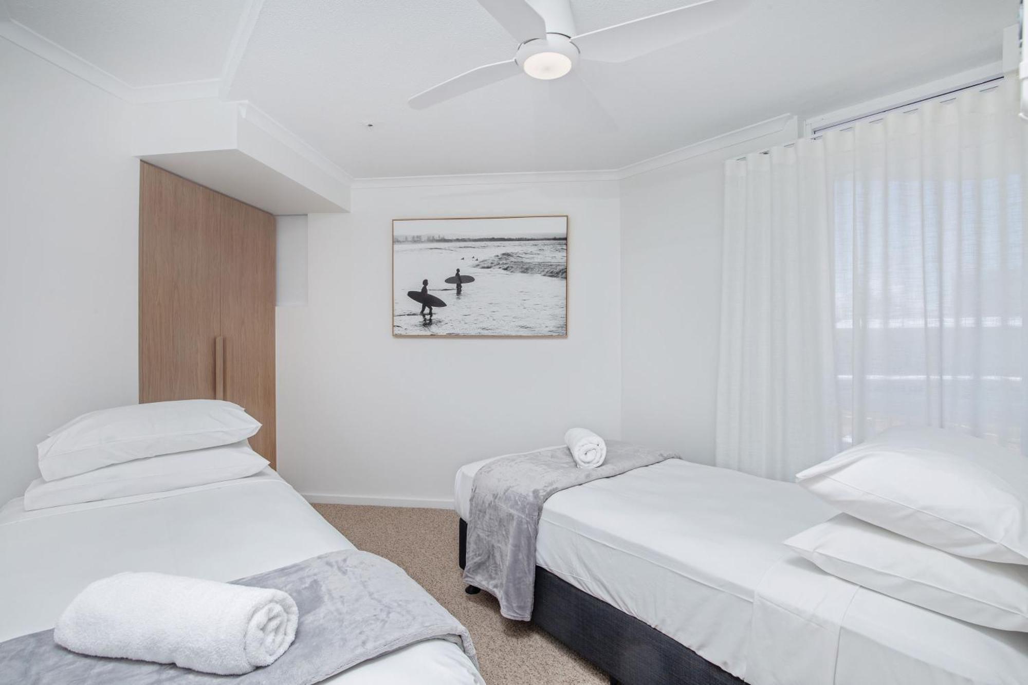 Crystal Beachfront Apartments โกลด์โคสต์ ภายนอก รูปภาพ