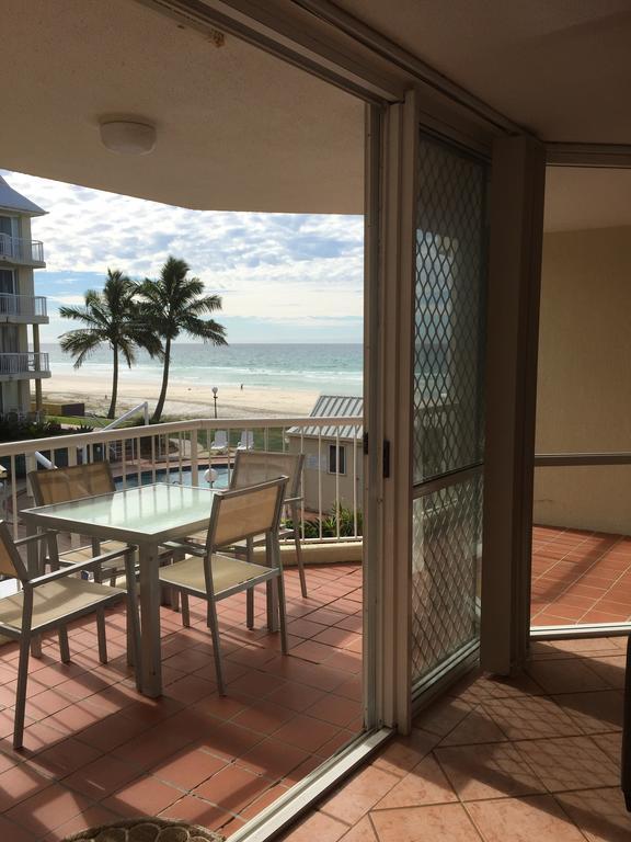 Crystal Beachfront Apartments โกลด์โคสต์ ภายนอก รูปภาพ