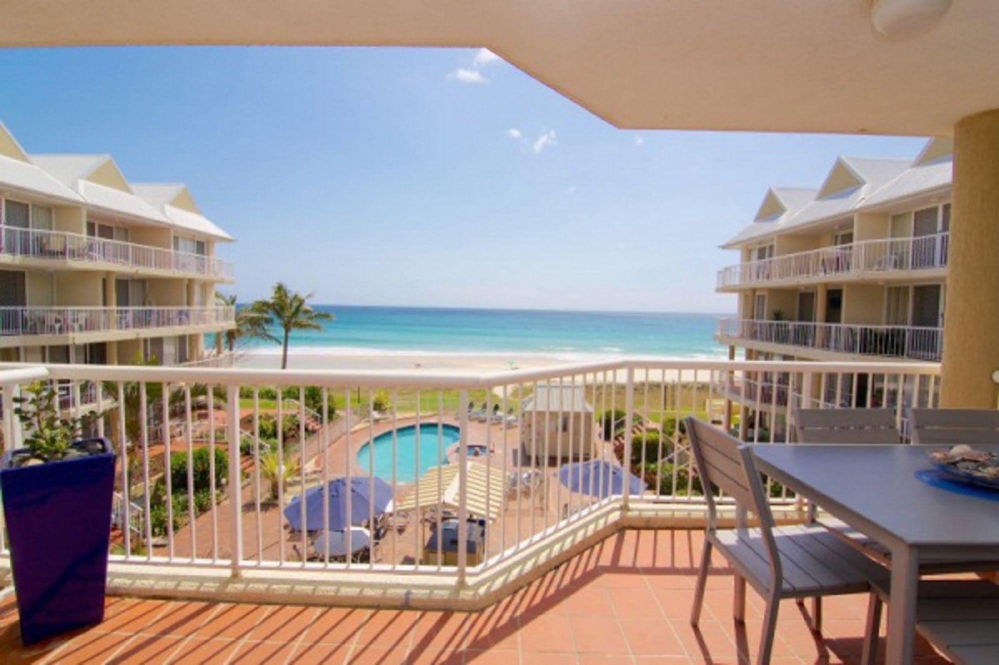 Crystal Beachfront Apartments โกลด์โคสต์ ภายนอก รูปภาพ