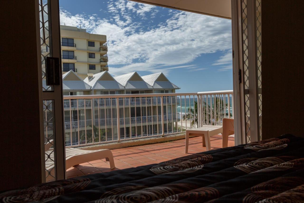Crystal Beachfront Apartments โกลด์โคสต์ ภายนอก รูปภาพ